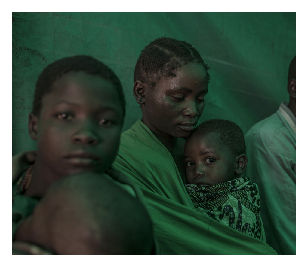 Malawi är ett av värdens fattigaste länder och extremt utsatt för klimatförändringar med torka och översvämningar. Samtidigt flyr människor in till landet från konflikter i grannländerna, framför allt från Mocambique. Situationen är också extrem för de många albinos som finns i landet de hotas av att bli mördade då deras ben och hud tros ha helande berikande krafter.